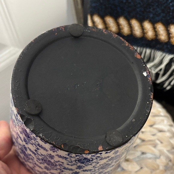 Blue and White Floral Ceramic Planter.   Adorable small planter.  A few scrathes - Picture 4 of 5